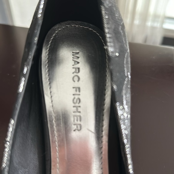Gorgeous like new Marc Fisher black and silver pumps. Size 5.5 - Picture 6 of 7